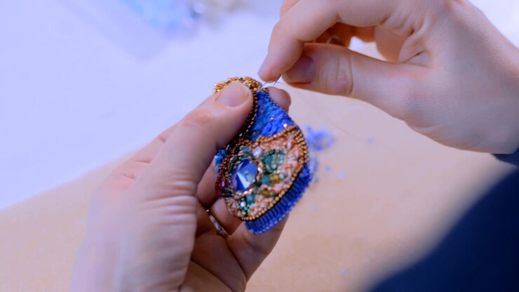 Designer che realizza una spilla fatta a mano