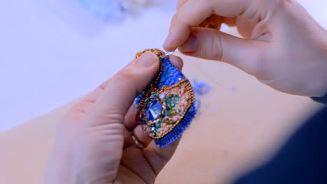 diseñador haciendo un broche hecho a mano