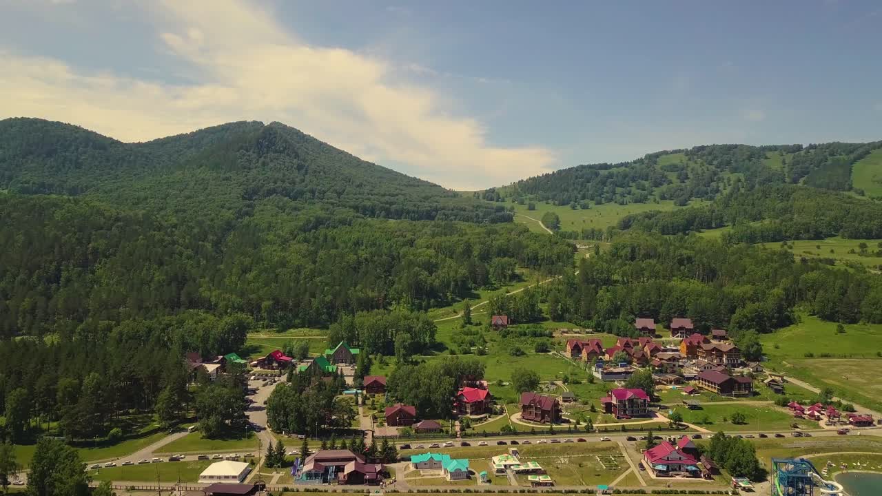 해가 지는 동안 산 위를 날아다니는 항공기