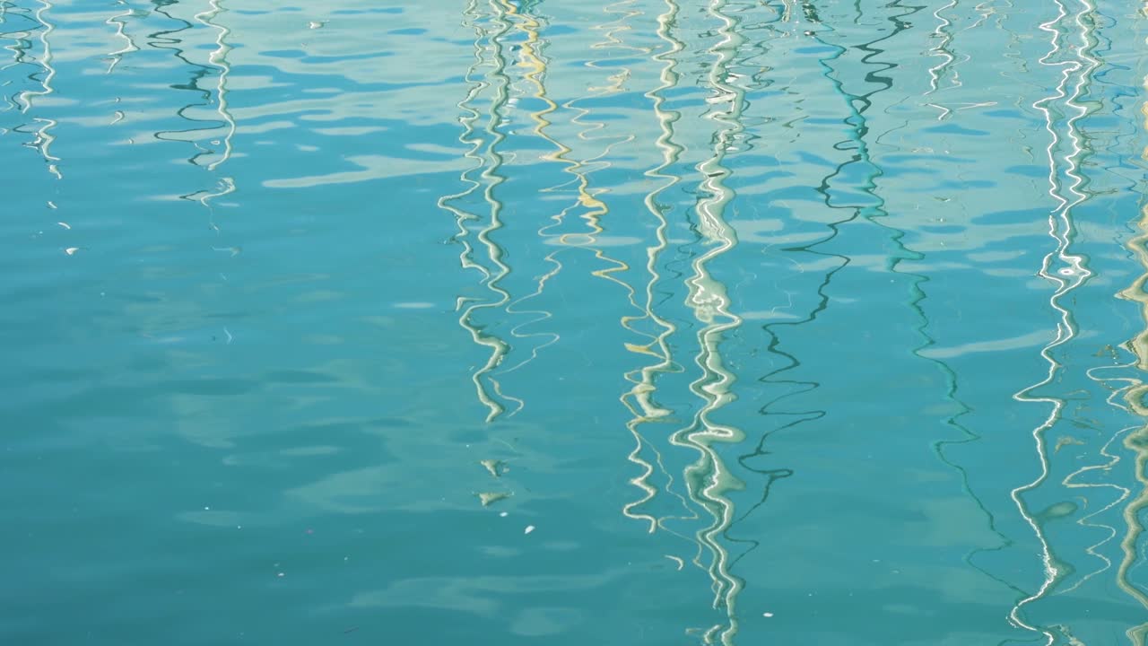 물에 보트의 반사