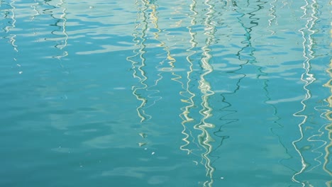 Reflejos-De-Barcos-En-El-Agua