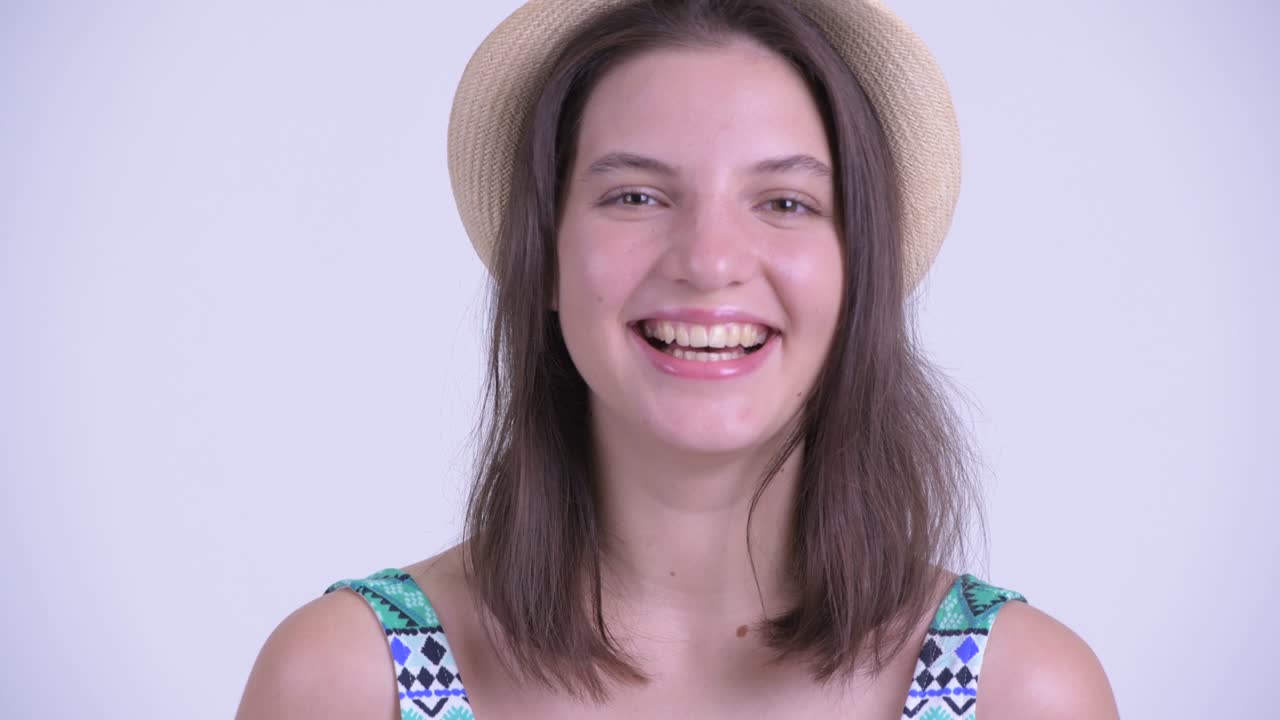 joven y hermosa turista feliz