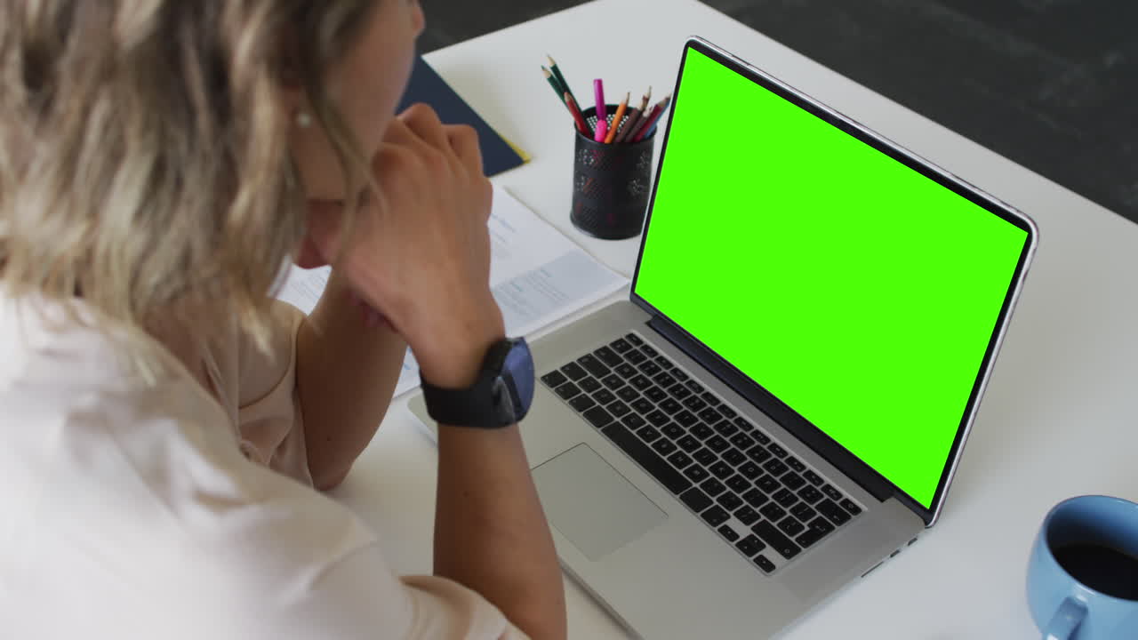 video de una mujer caucásica usando una computadora portátil con espacio de copia en la pantalla