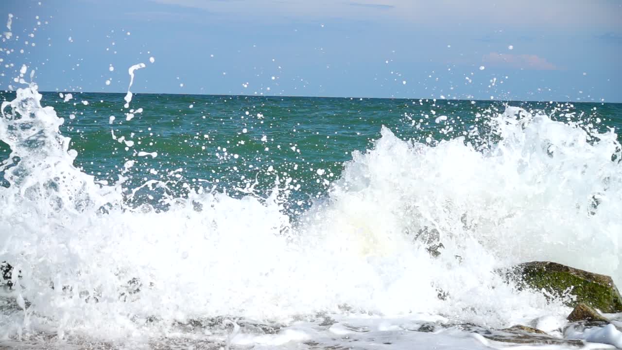 海の波。スローモーション。海の波の撮影。
