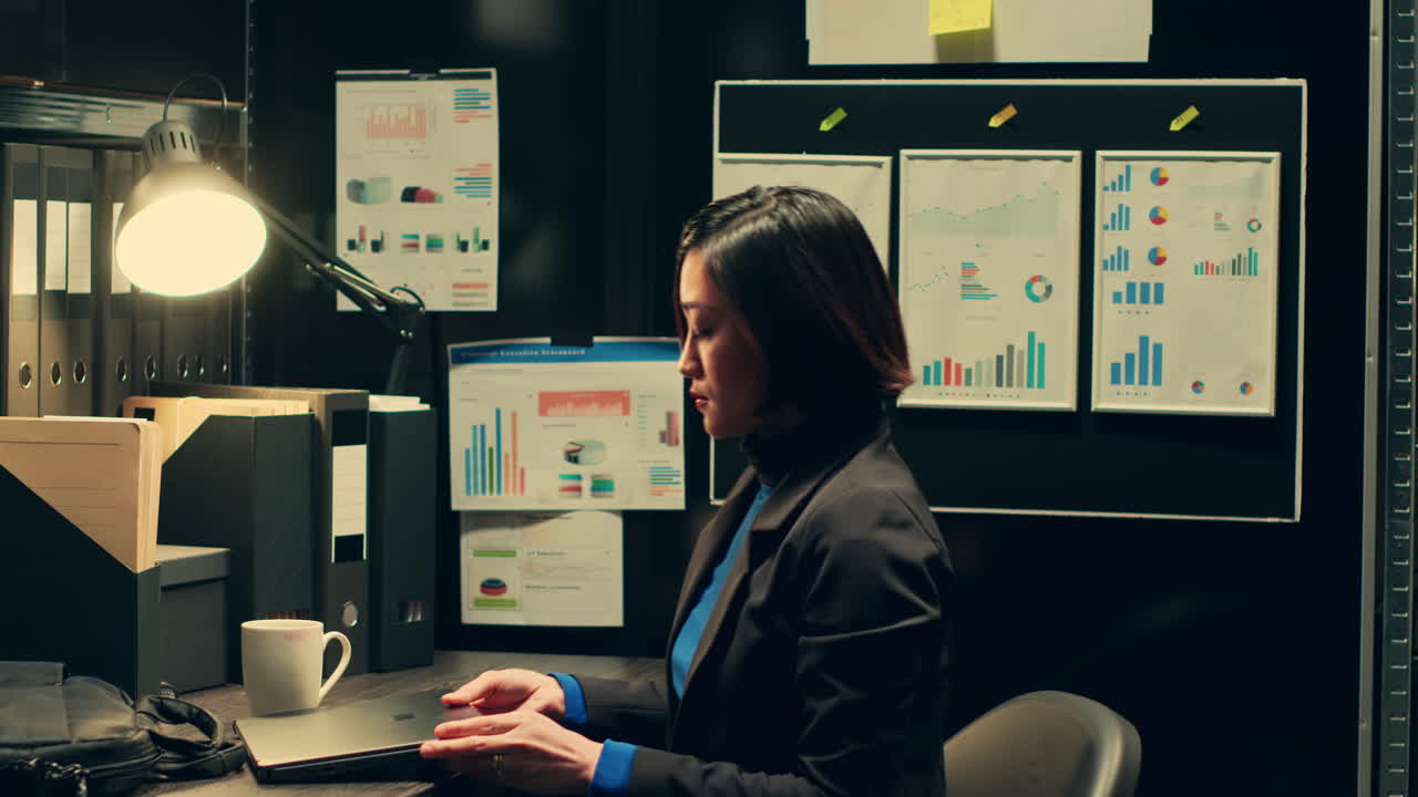 investigador privado entrando en el archivo para buscar pruebas.