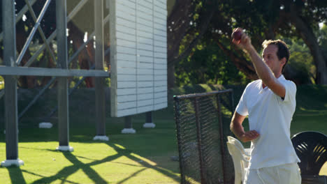 Cricketspieler-Bowlt-Während-Einer-Trainingseinheit-In-Den-Netzen