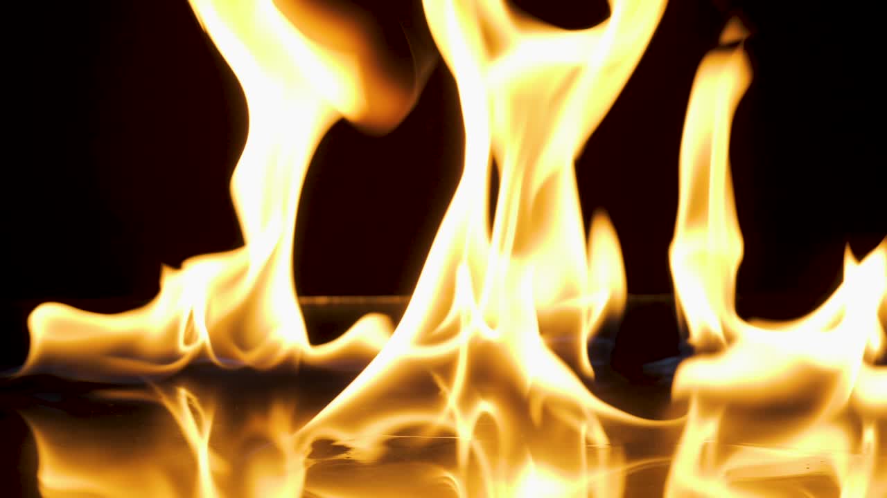 feuerflammen, die auf schwarzem hintergrund isoliert sind