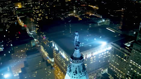 increíble cobertura aérea de la estatua de william penn que se encuentra en un ayuntamiento superior en el centro de filadelfia, pa