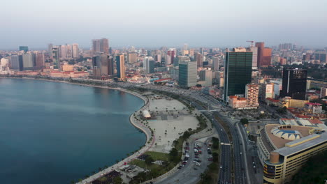 frente de viaje, ciudad de luanda, hora dorada sobrevolando la bahía de luanda, áfrica #3