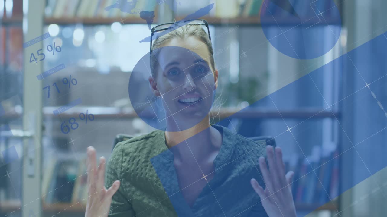 Animation af databehandling over kaukasisk forretningskvinde, der arbejder på kontor