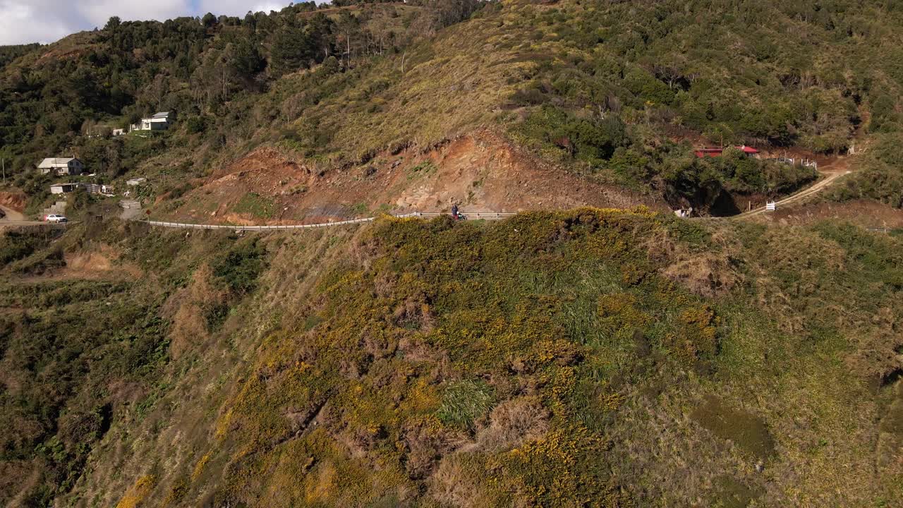 toma aérea de la carretera en un acantilado cerca de la orilla