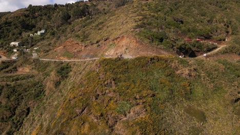 Luftaufnahme-Der-Straße-Auf-Einer-Klippe-In-Der-Nähe-Des-Ufers