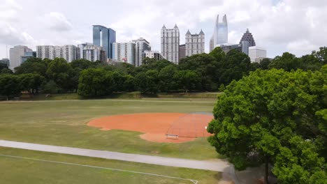 excelente vista aérea hacia rascacielos en el centro de atlanta