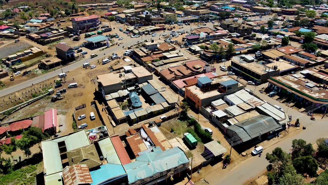 케냐의 시골 마을에서 킬리만자로가 배경입니다.