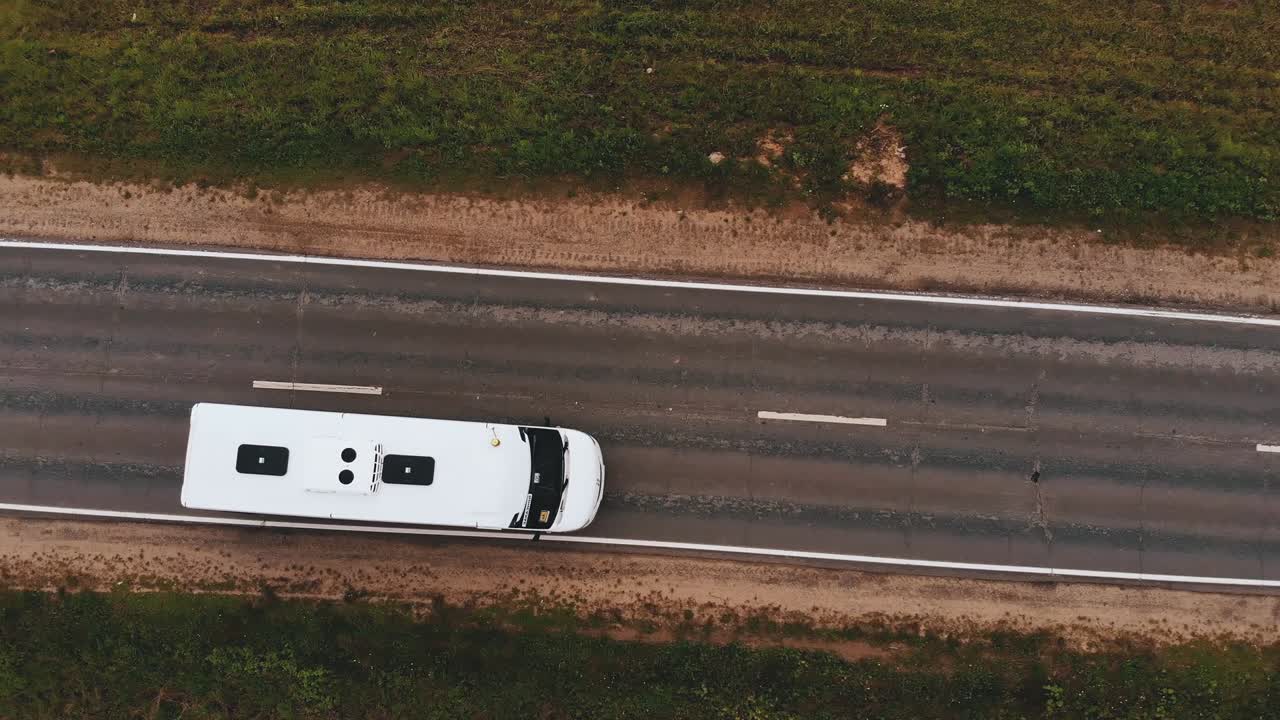 autobus bianco guida lungo la strada asfaltata con marcatura aerea