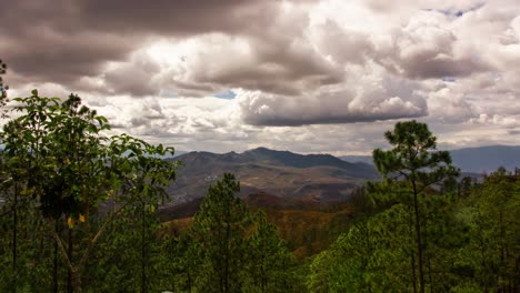 A-time-lapse-of-arid-forest-around-La-Tigra-in-Honduras,-Central-America