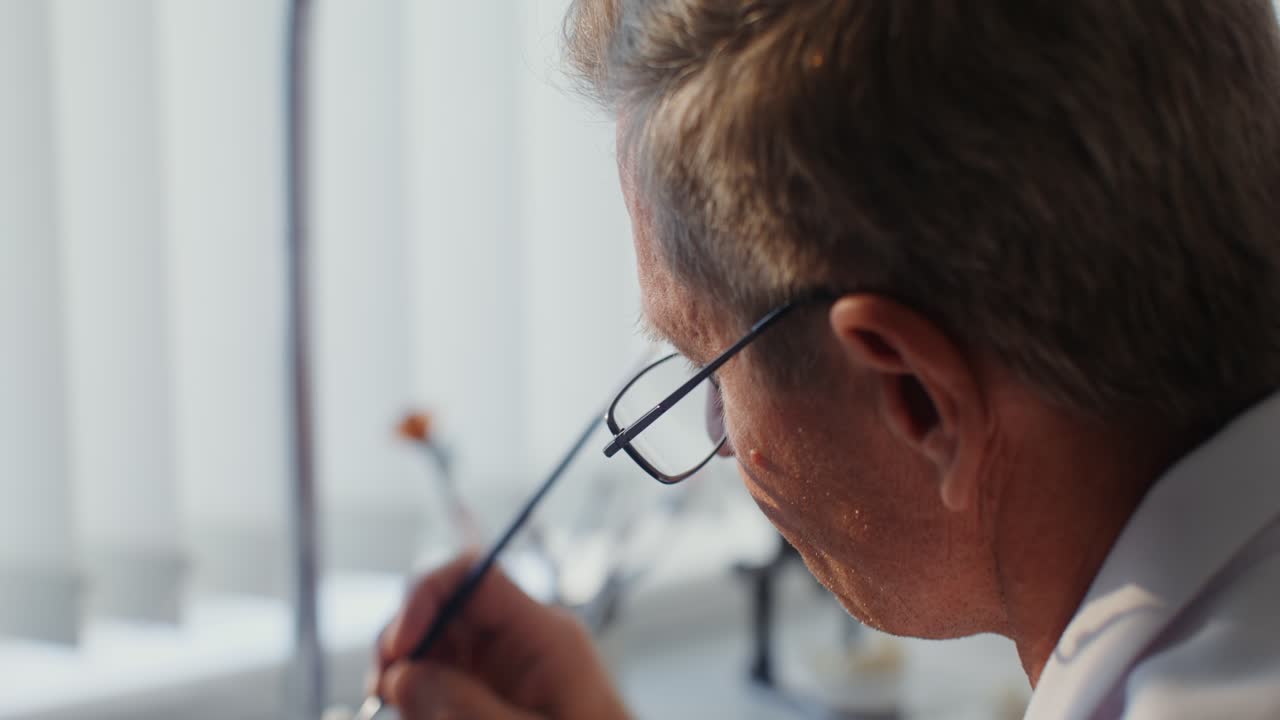 dentista trabajando en un laboratorio