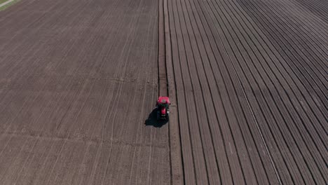 un tractor con cuchillas corta agujeros para preparar el campo antes de plantar. maquinaria agrícola.