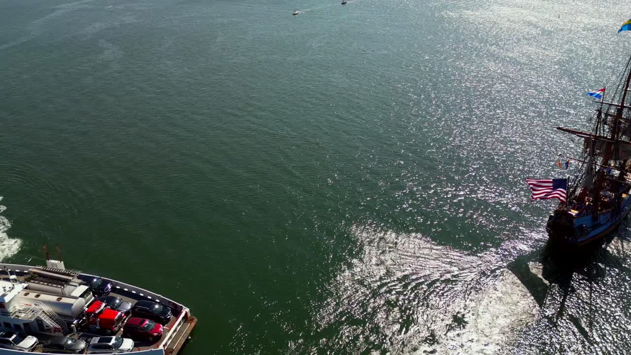 17세기의 목조 선박과 그린포트 노스 페리, 둘 다  ⁇ 은 날 롱아일랜드의 그린포트 항구로 향하고 있습니다.