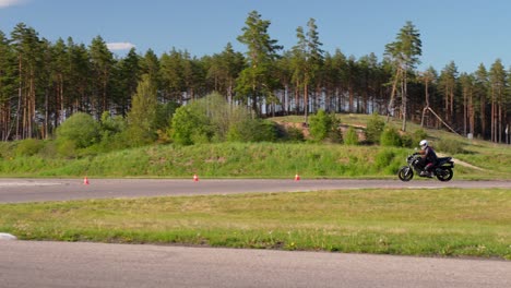 lección de conducción de motocicletas en pista cerrada, práctica de conducción segura