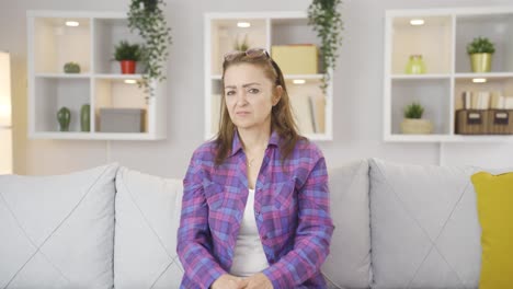 mujer mirando negativamente a la cámara.