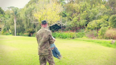 soldado se reúne con su hijo