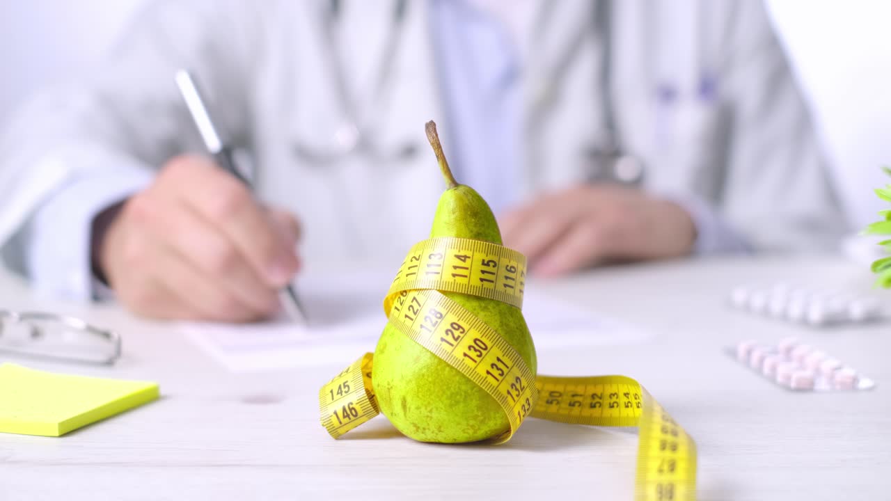 como concepto de alimentación saludable de frutas, médico tomando notas, pera y cinta de medición