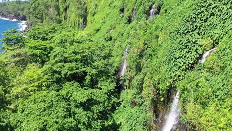 Vista-Aérea-De-Drones-De-Las-Cascadas-De-Anse-Des-Cascades-En-La-Isla-De-La-Reunión,-Un-Departamento-Francés-De-Ultramar-En-El-Océano-índico