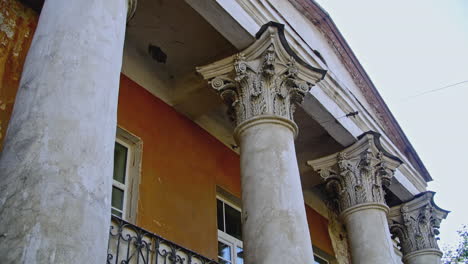 edificio antiguo con columnas y balcones