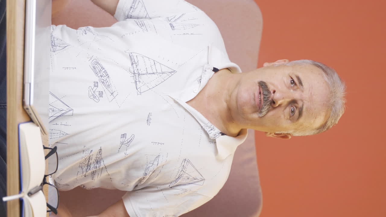 vídeo vertical del anciano explotando de ira.