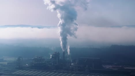 Humo-Saliendo-De-Las-Chimeneas-De-La-Fábrica-Industrial-Al-Atardecer