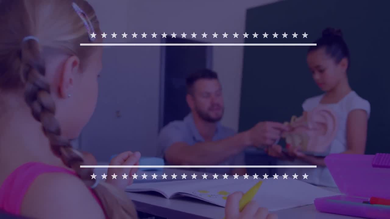 pancarta con espacio de copia sobre el maestro caucásico enseñando a una chica hispana en la clase en la escuela