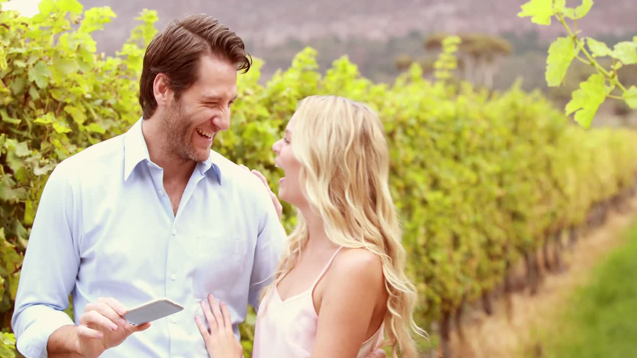 행복 한 미소 짓는 커플 이 셀카 를 찍고 있다