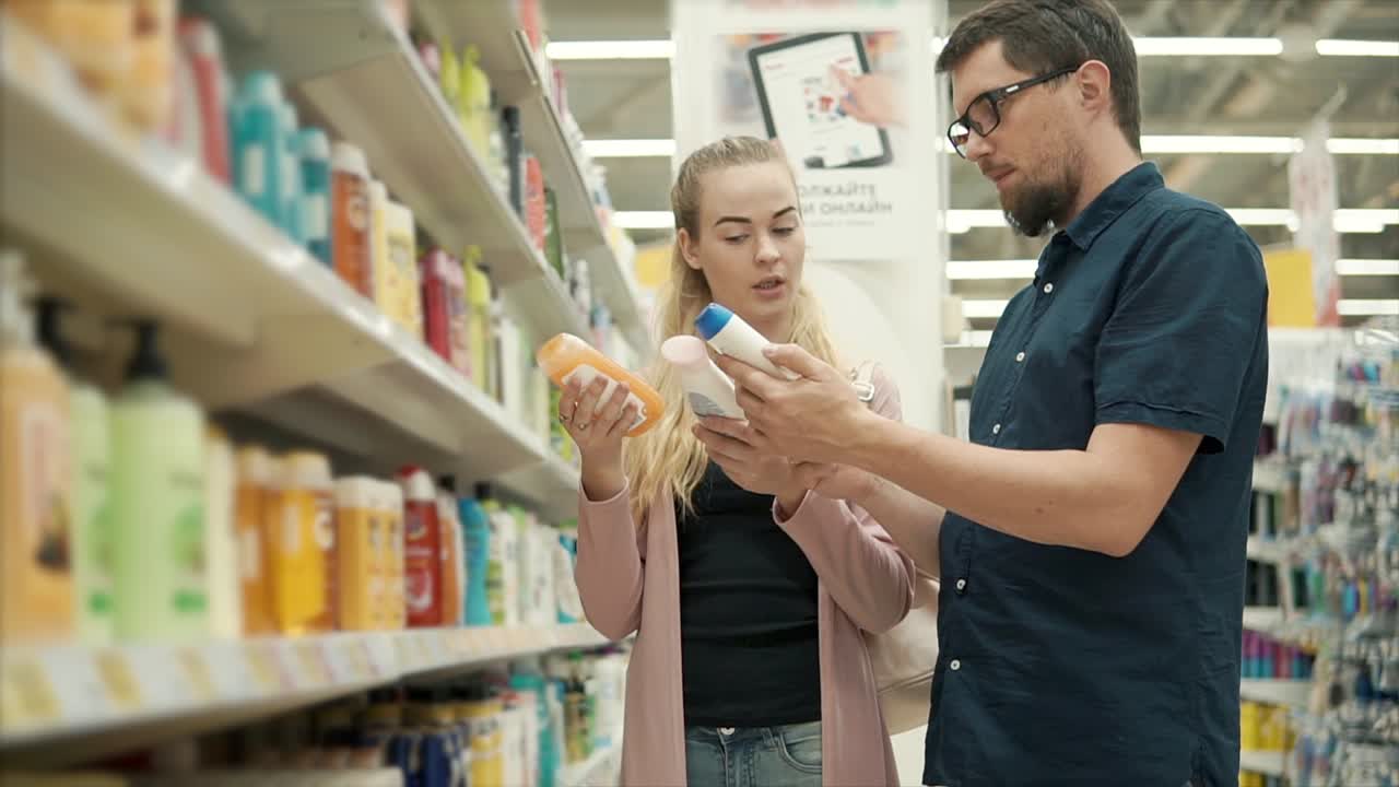 pareja comprando productos de belleza en una tienda de comestibles