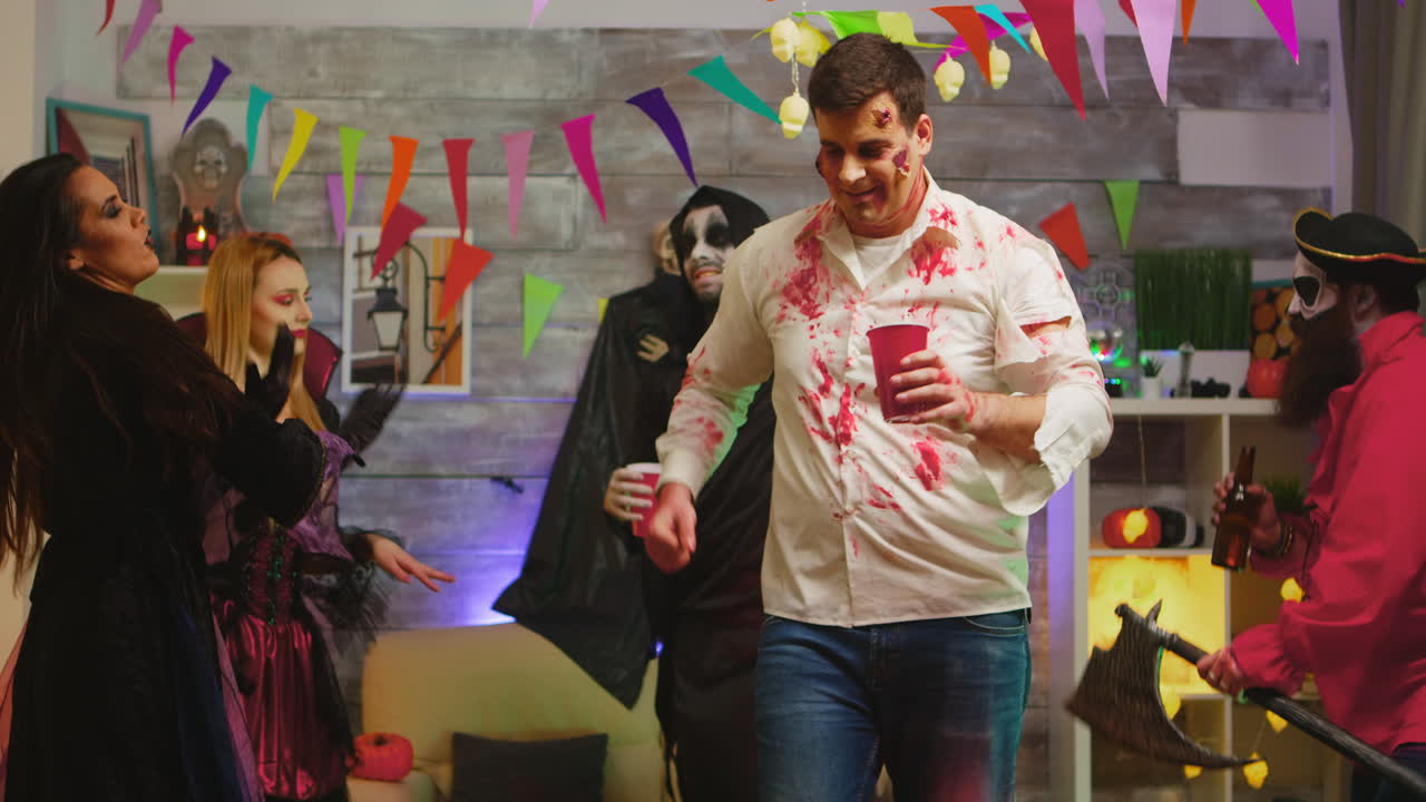 Zombie ubriaco e pericoloso che festeggia Halloween