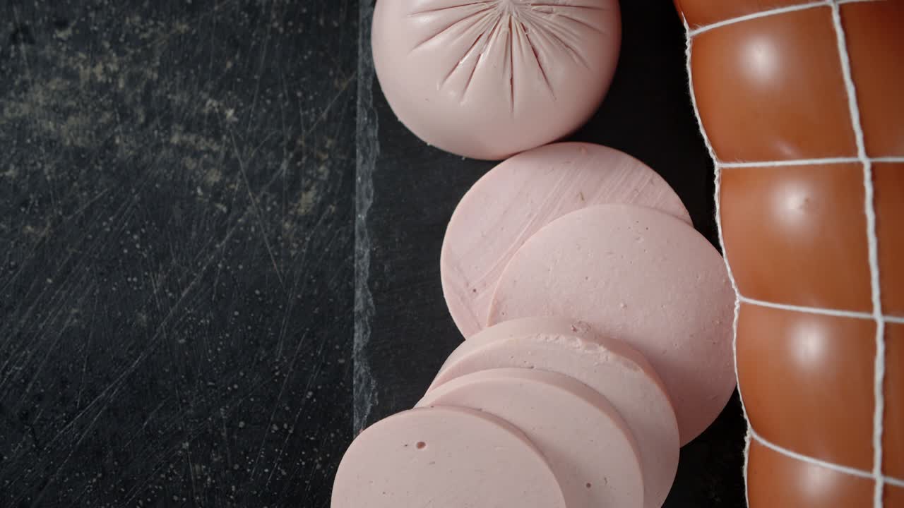 인 소시지의 둥근 조각이 천천히 회전합니다.