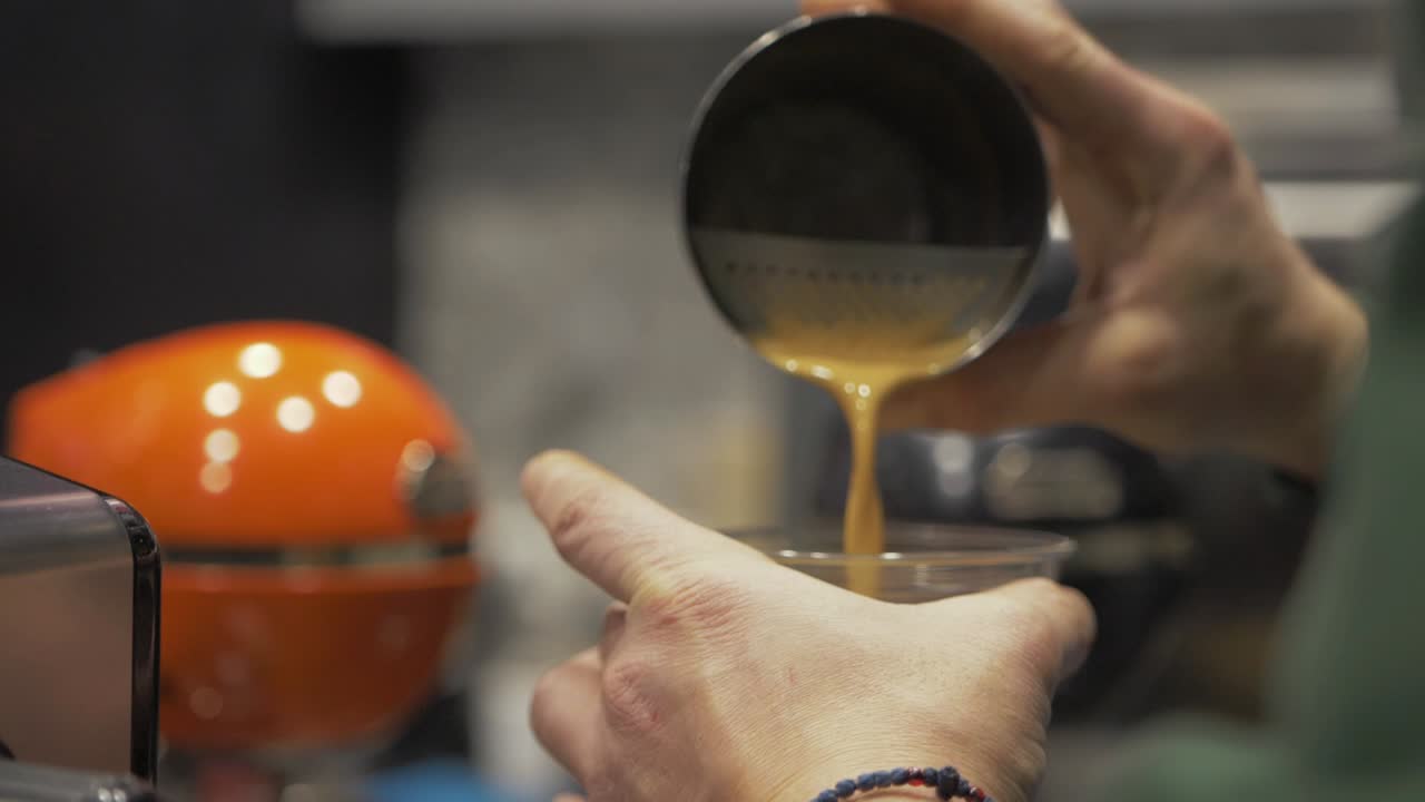 느린 동작으로 뜨거운 커피를 붓는 바리스타