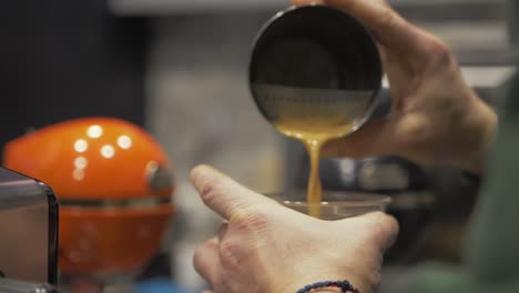 barista sirviendo café caliente en cámara lenta