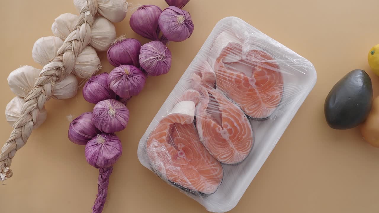 마늘, 은 양파, 레몬, 아보카도 를 은 신선 한 연어