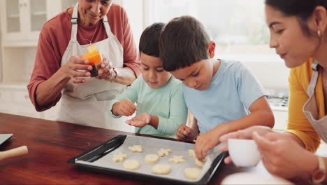 Backen,-Familie-Und-ältere-Frau-Mit-Kindern