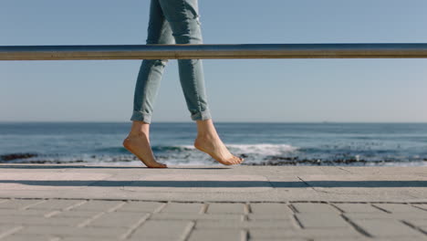 Frauenbeine-Laufen-Barfuß-Auf-Dem-Pier-Am-Meer-Und-Balancieren-Teenager,-Der-Die-Sommerferien-Vor-Wunderschönem-Meereshintergrund-Genießt