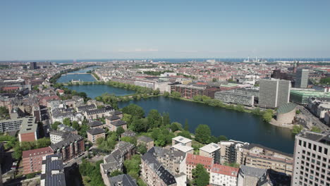 Experimente-El-Esplendor-De-Copenhague-Desde-Arriba-Mientras-Contempla-La-Impresionante-Vista-Aérea-De-Sus-Hermosos-Lagos,-Que-Revelan-El-Centro-Dinámico-De-La-Ciudad-Y-El-Horizonte-Con-Edificios-De-Oficinas