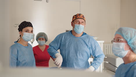equipo quirúrgico en la sala de operaciones
