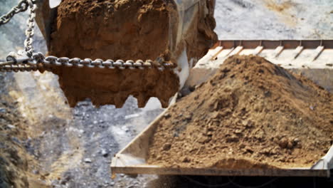excavadora cargando camión de descarga con tierra