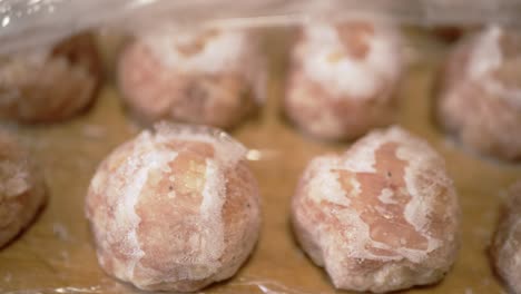 descongelamiento de productos semiacabados de carne cruda congelados para cocción. 4k. de cerca