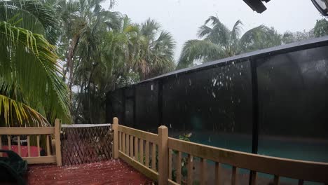 Fuerte-Tormenta-De-Granizo-Que-Golpea-La-Terraza-Y-La-Terraza-De-La-Piscina,-Florida