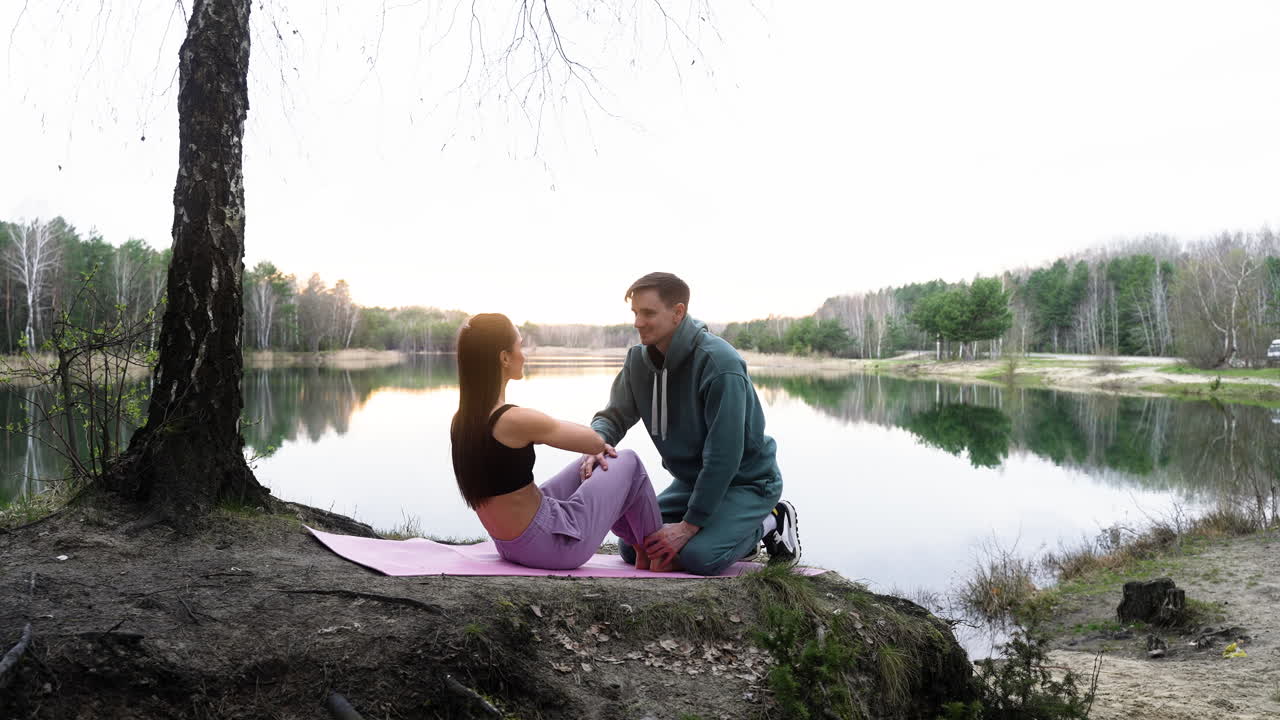 женщина делает упражнения на открытом воздухе