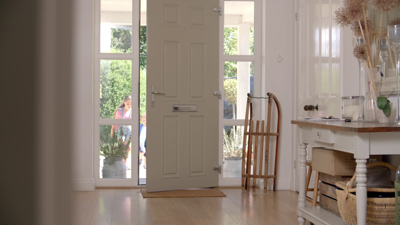 niños que regresan a casa para ir a la escuela con la madre