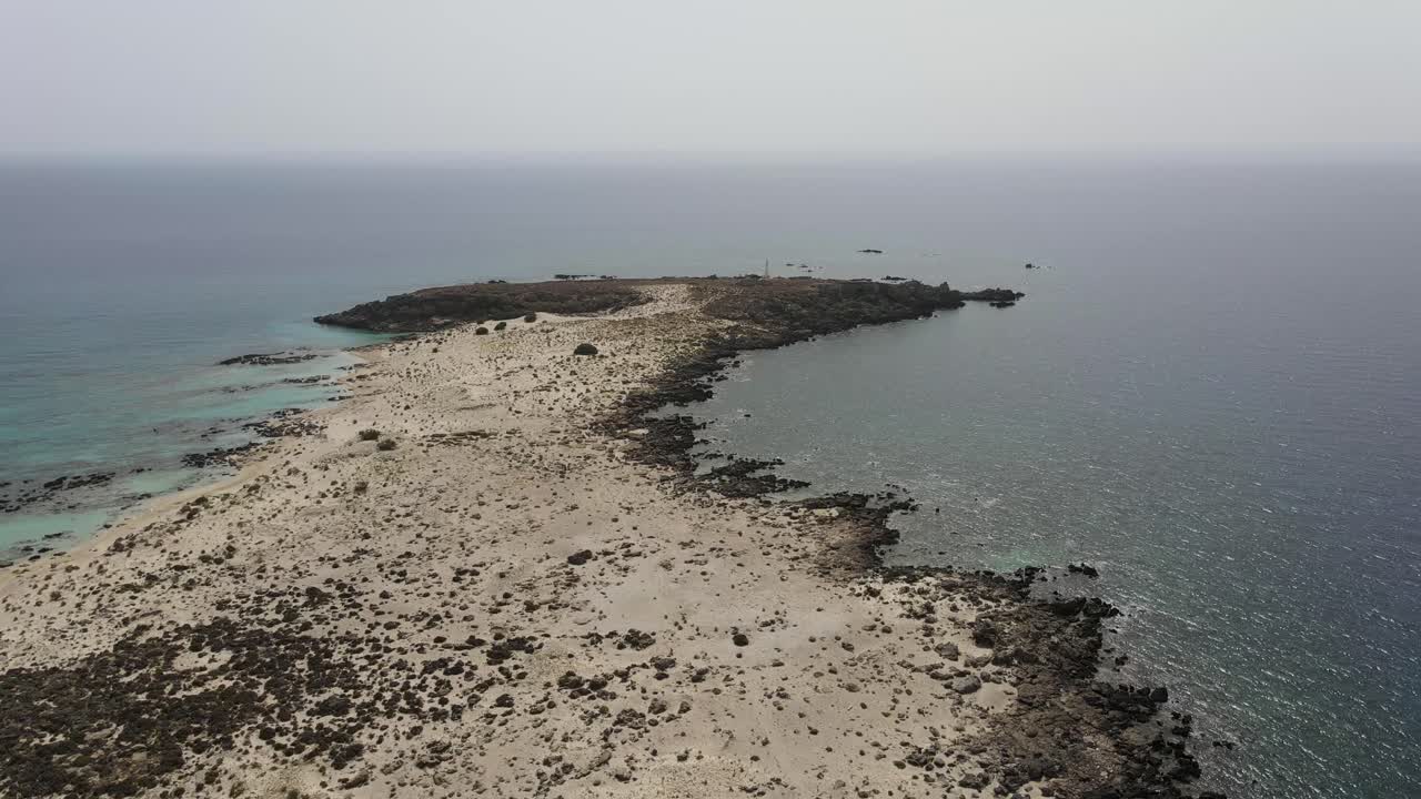 el borde de una isla rocosa volcánica vacía con arena de piedra en elafonisi, creta, grecia