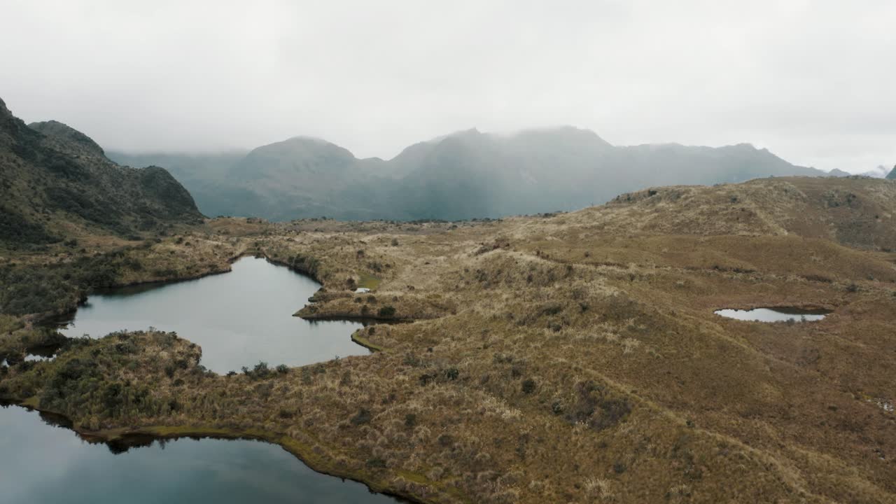 paisaje tranquilo del lago y las montañas en el parque nacional cayambe coca en papallacta, napo, ecuador - toma aérea de drones